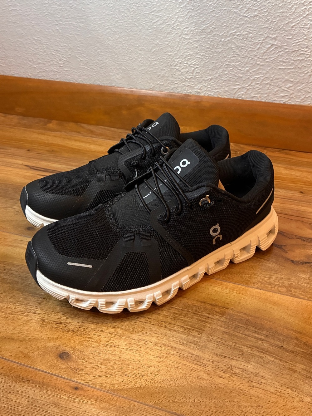 On Cloud 6 Women’s Athletic Running Sneaker Shoes, black / white- size 5